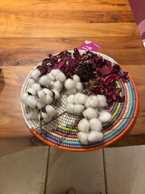 Fleurs de coton dans un panier tressé
